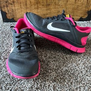Nike FREE 4.0 Women’s LIVESTRONG Sneakers ( Size SZ 7) Grey/Pink Color way